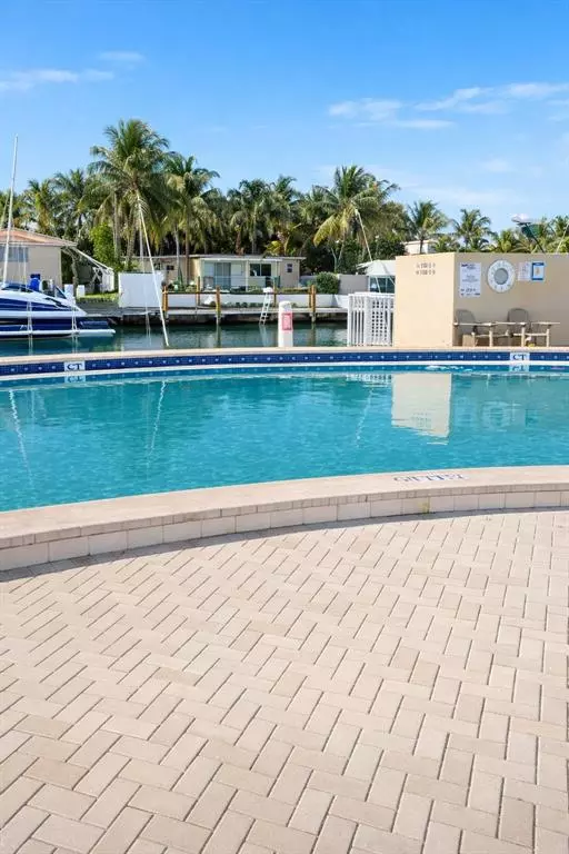 North Miami, FL 33181,2020 NE 135th St #502