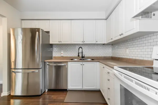 49 Burns CIR, Barrie, ON L4N 5J8