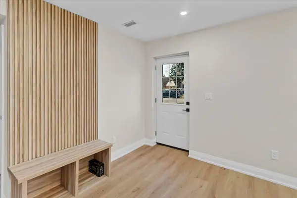 2027 Churchill AVE, Burlington, ON L7R 3T8