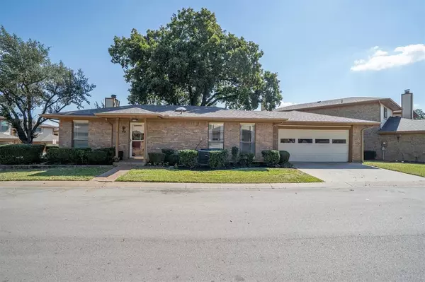 49 Morrow Drive, Bedford, TX 76021