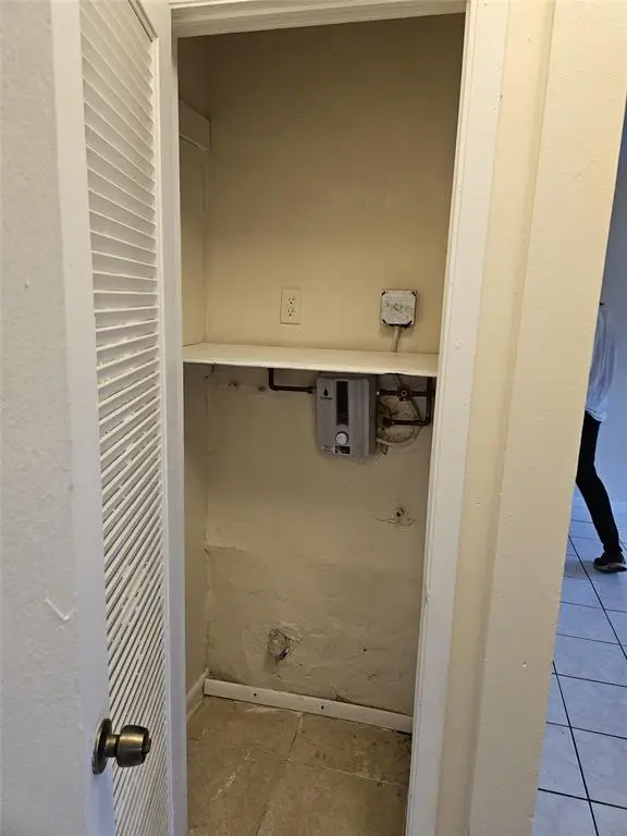 Dania Beach, FL 33004,716 SW 7th St #1