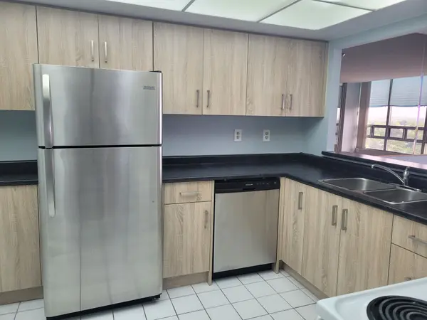 Brampton, ON L6Y 3V3,330 Mill ST S #1206