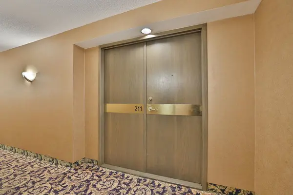 1800 The Collegeway N/A #211, Mississauga, ON L5L 5S4