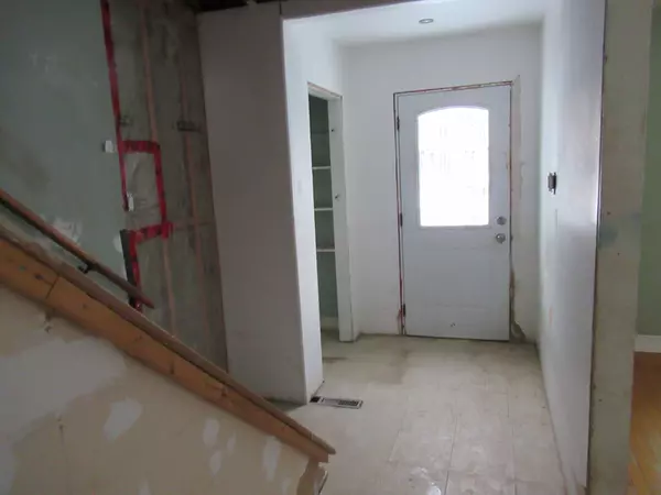 Deep River, ON K0J 1P0,10 Iberville ST