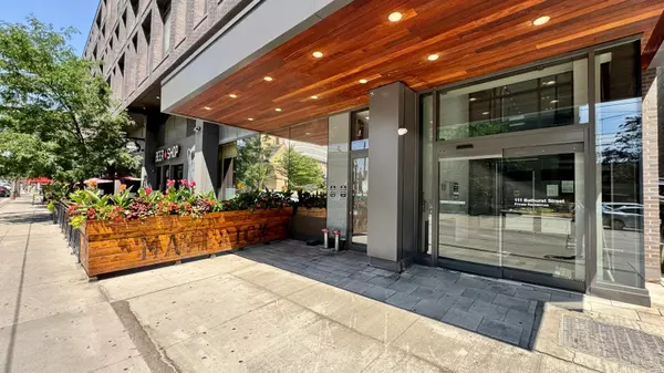 Toronto C01, ON M5V 2R1,111 Bathurst ST #911