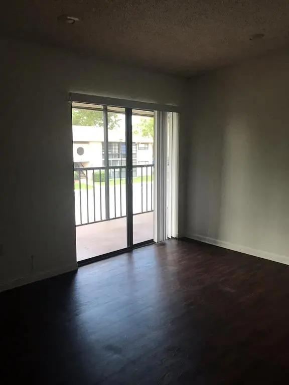 Miami, FL 33179,819 NE 199th St #205