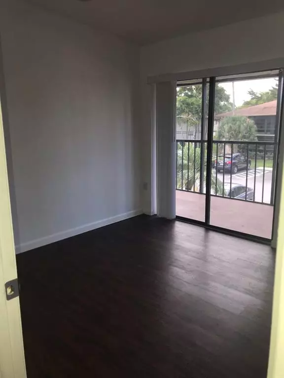 Miami, FL 33179,819 NE 199th St #205