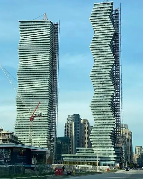 448 Burnhamthorpe RD W #TH106, Mississauga, ON L5B 0M3