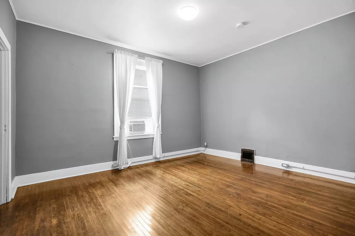 St. Thomas, ON N5R 2Z9,122 Centre ST #2