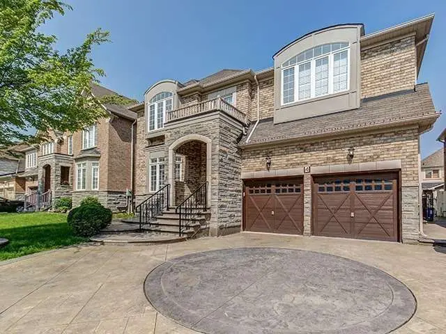 4 Cairnburg DR, Brampton, ON L6P 1X3