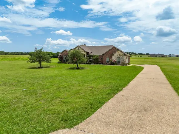 845 W County Line Road E, West, TX 76691