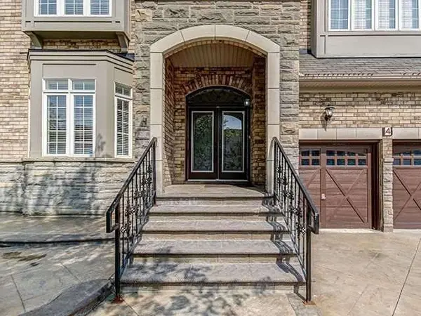 4 Cairnburg DR, Brampton, ON L6P 1X3