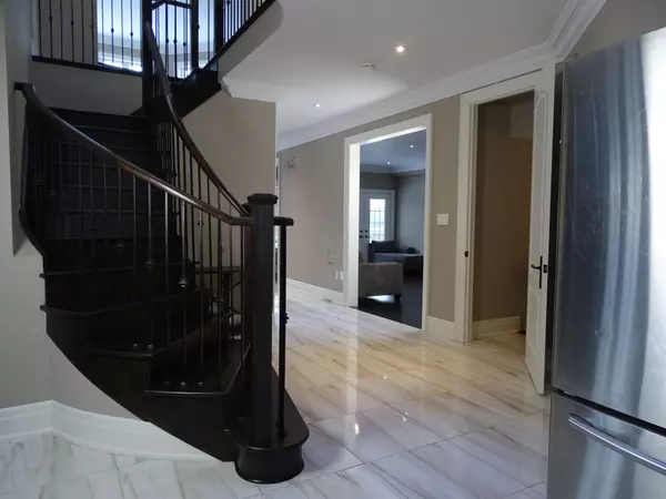 Brampton, ON L6Y 3A5,24 Llyod Sanderson DR