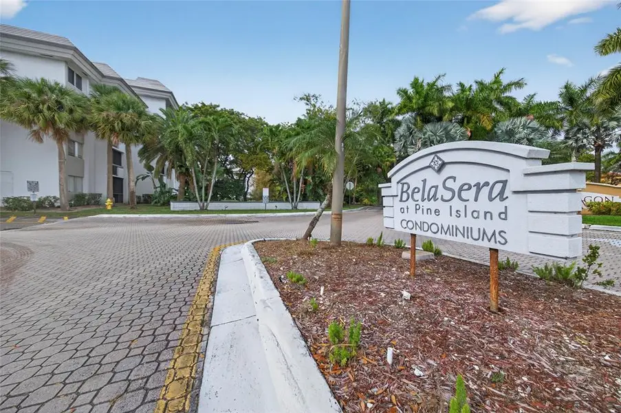 711 N Pine Island RD #319, Plantation, FL 33324