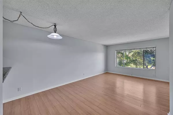 Coral Springs, FL 33071,906 Twin Lakes Dr #8-J