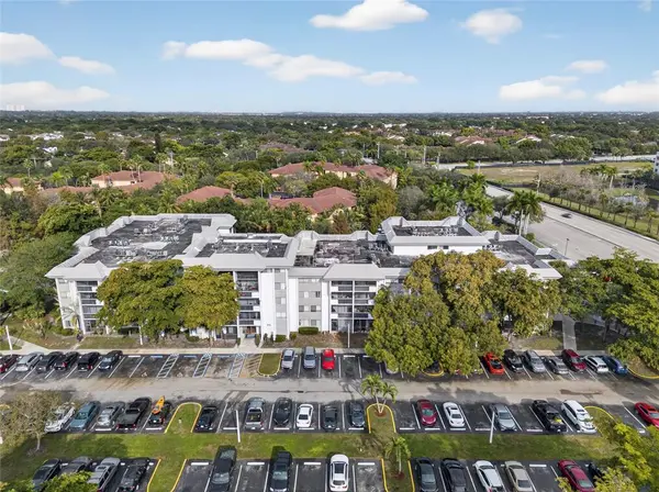 Plantation, FL 33324,711 N Pine Island RD #319