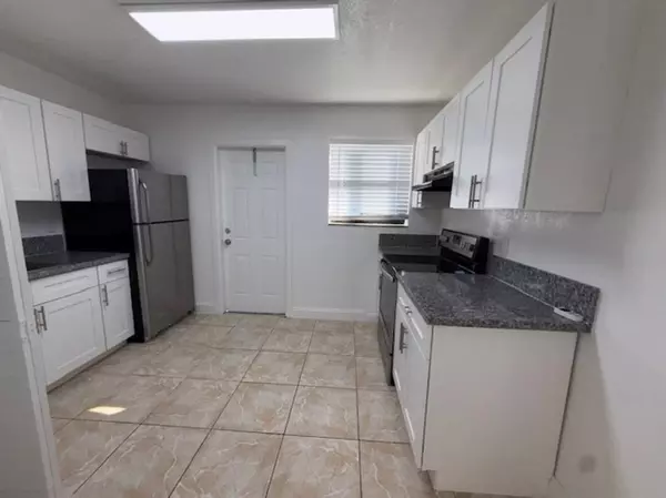 Hallandale Beach, FL 33009,323 NW 4th Ave #R