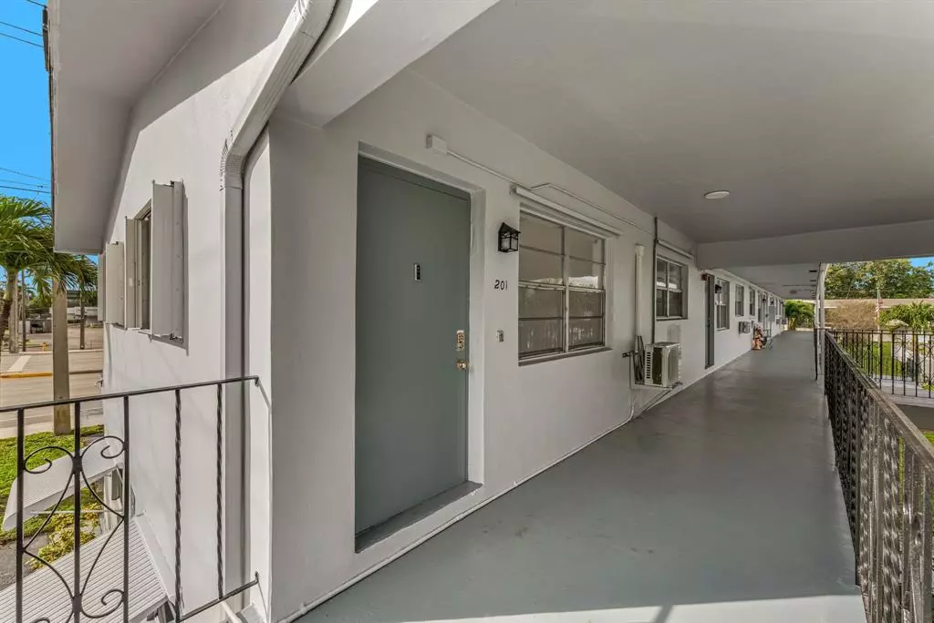 Pembroke Pines, FL 33024,7401 Pines Blvd #201