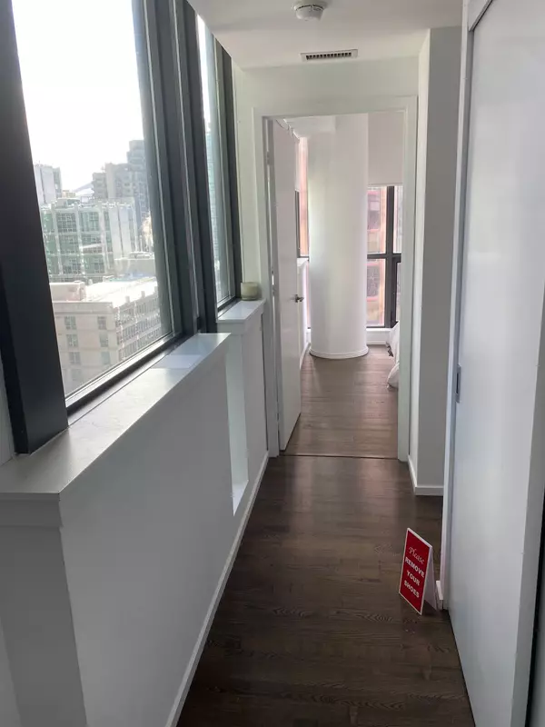 Toronto C01, ON M5V 0K4,8 Charlotte ST #907