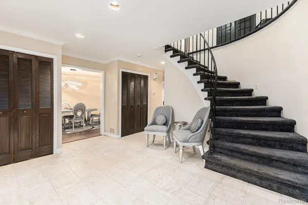 22465 Kenwyck DR, Southfield, MI 48034