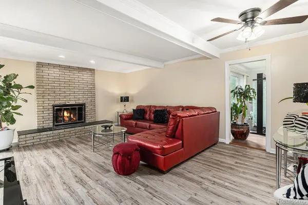 22465 Kenwyck DR, Southfield, MI 48034