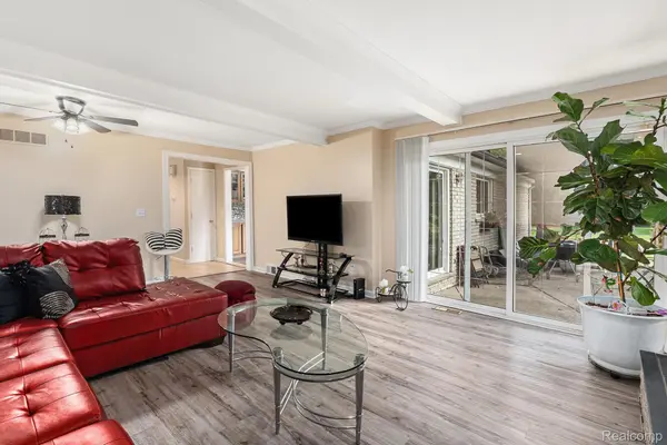 22465 Kenwyck DR, Southfield, MI 48034