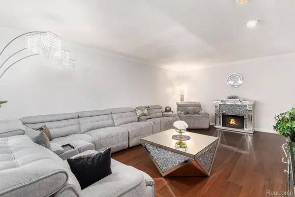 22465 Kenwyck DR, Southfield, MI 48034