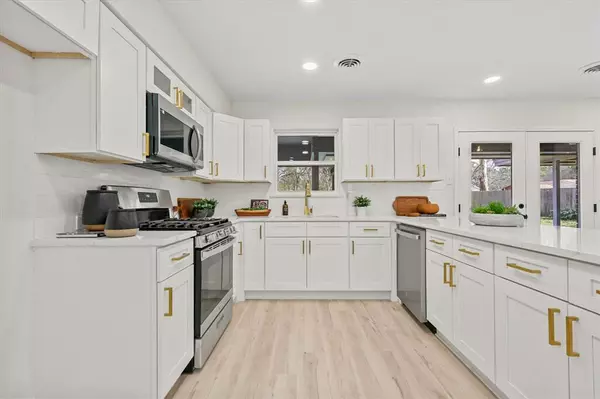 Arlington, TX 76013,611 Ravenwood Drive