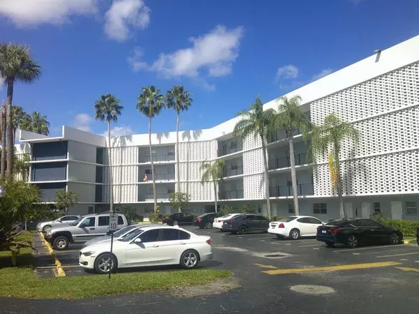 Miami, FL 33179,877 NE 195th St #217