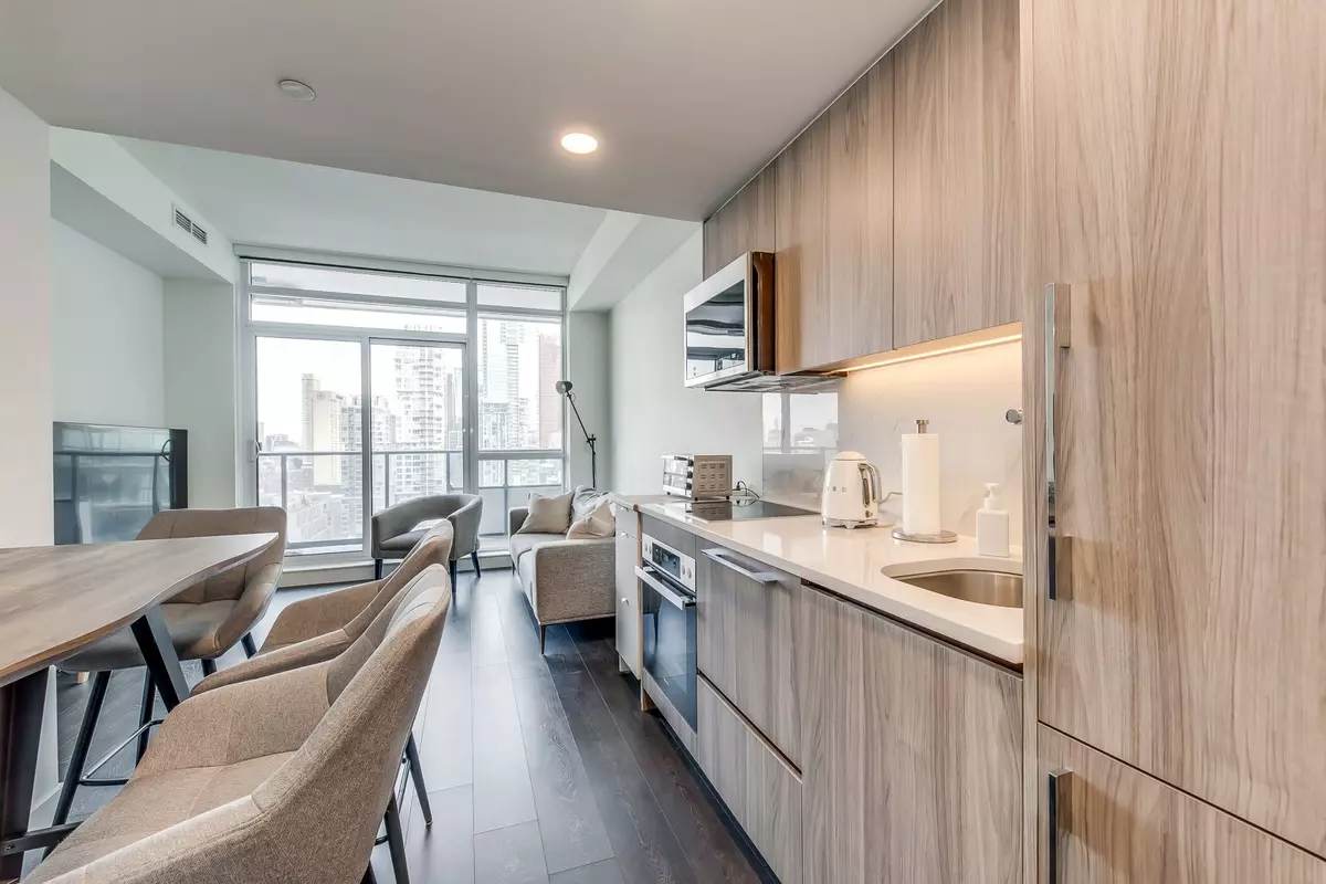 Toronto C01, ON M5V 2E9,38 Widmer ST #3103