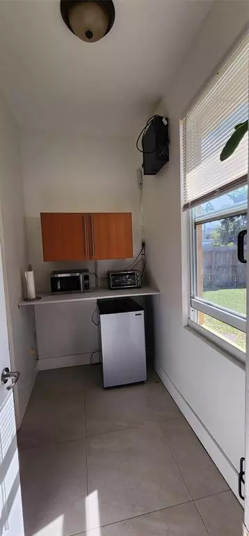 Hallandale Beach, FL 33009,806 NE 7th St #b