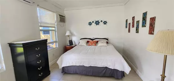 Hallandale Beach, FL 33009,806 NE 7th St #b