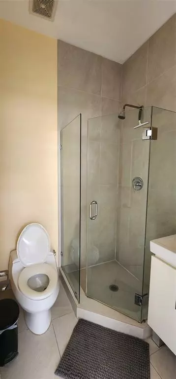 Hallandale Beach, FL 33009,806 NE 7th St #b