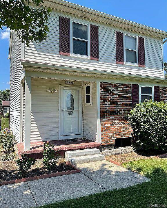2824 Roundtree DR, Troy, MI 48083