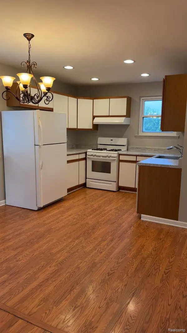 2824 Roundtree DR, Troy, MI 48083