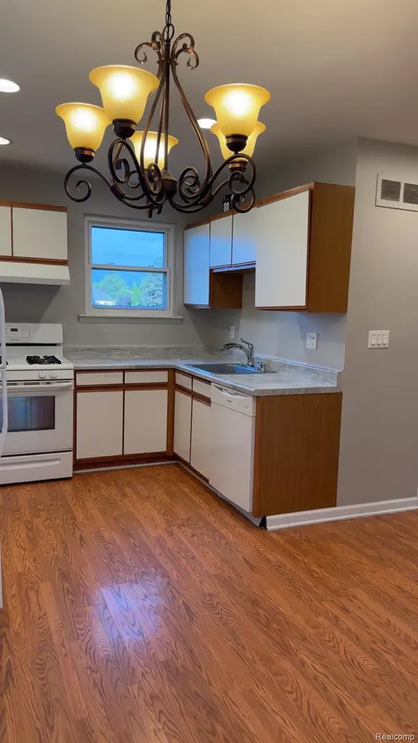 2824 Roundtree DR, Troy, MI 48083