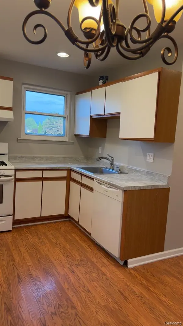 2824 Roundtree DR, Troy, MI 48083