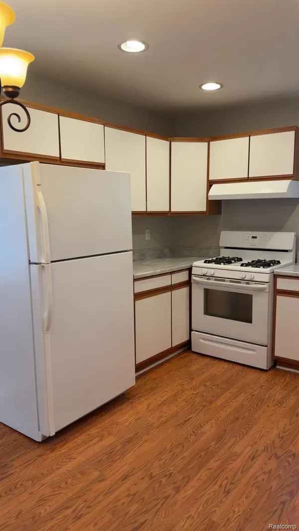 2824 Roundtree DR, Troy, MI 48083