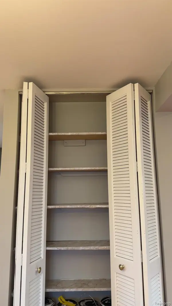 2824 Roundtree DR, Troy, MI 48083