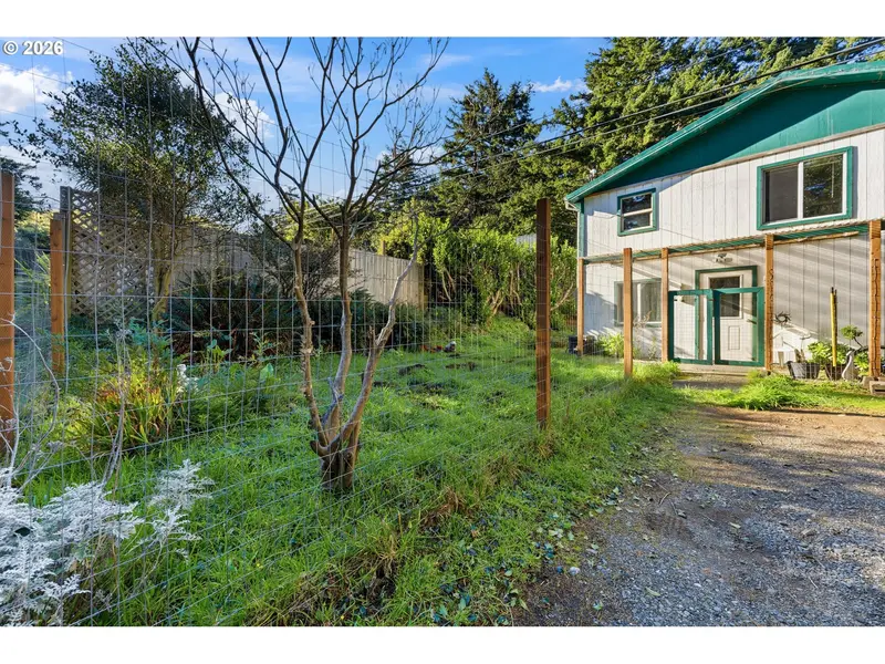 805 COAST GUARD HILL RD, Port Orford, OR 97465