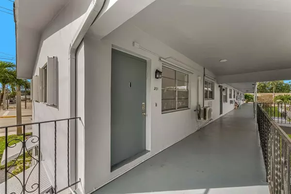 7401 Pines Blvd #201, Pembroke Pines, FL 33024