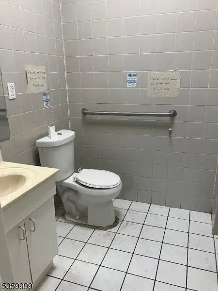 25-33 Court St, Newark City, NJ 07102