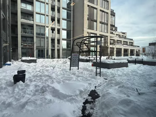 Toronto, ON M5P 0A6,2020 Bathurst ST #737