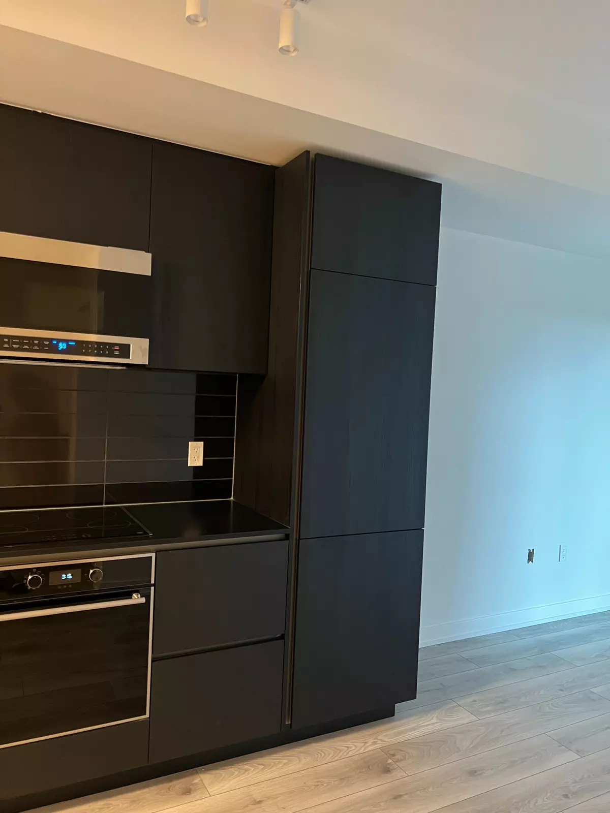 Toronto C10, ON M4P 1V7,110 Broadway AVE #1706