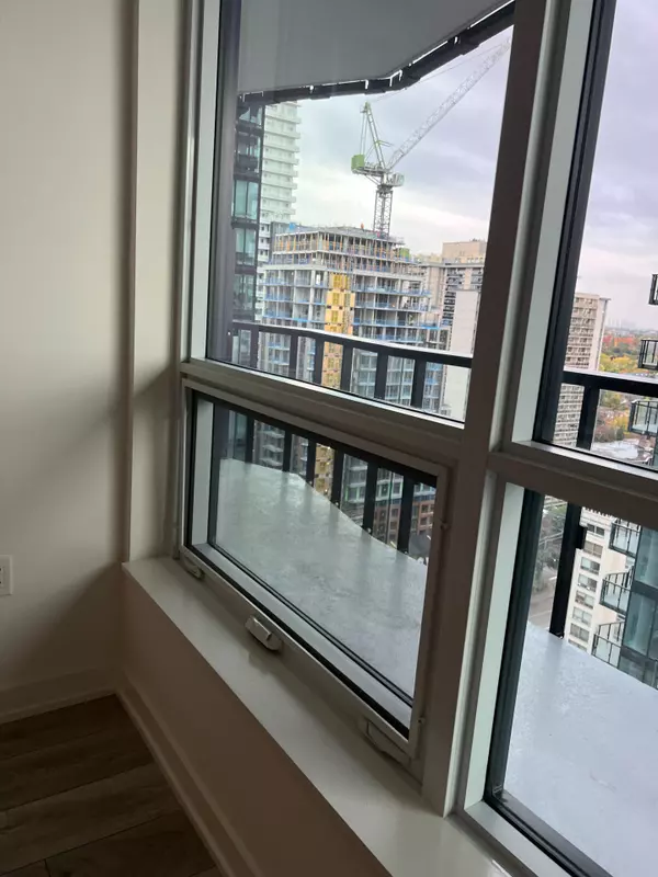 Toronto C10, ON M4P 1V7,110 Broadway AVE #1706