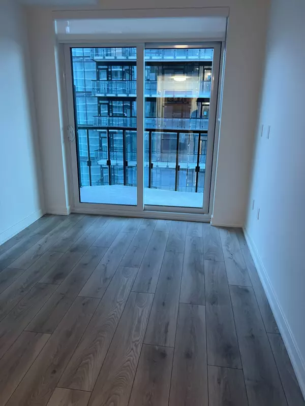 Toronto C10, ON M4P 1V7,110 Broadway AVE #1706