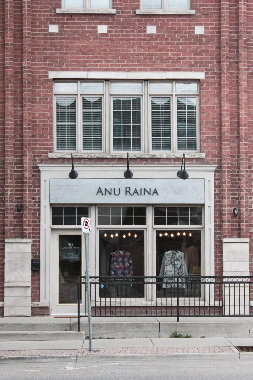 90 LAKESHORE RD W, Oakville, ON L6K 1E1