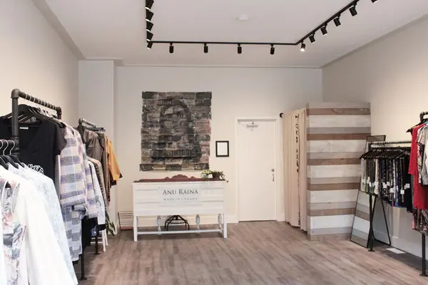 90 LAKESHORE RD W, Oakville, ON L6K 1E1