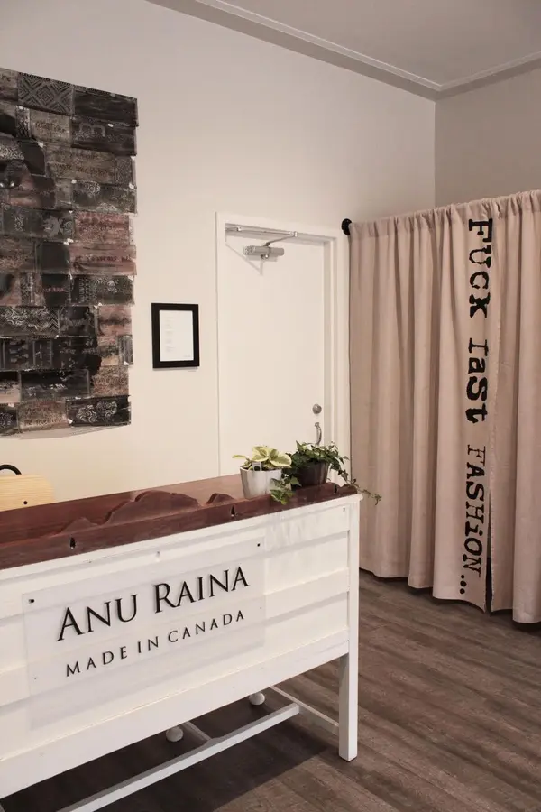 90 LAKESHORE RD W, Oakville, ON L6K 1E1