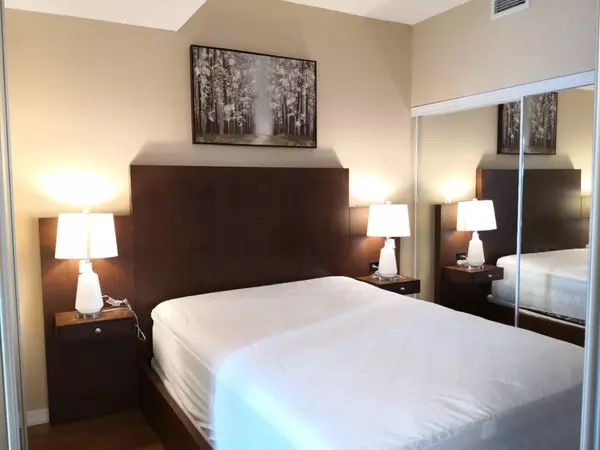 Toronto C01, ON M5J 0A7,65 Bremner BLVD #1404